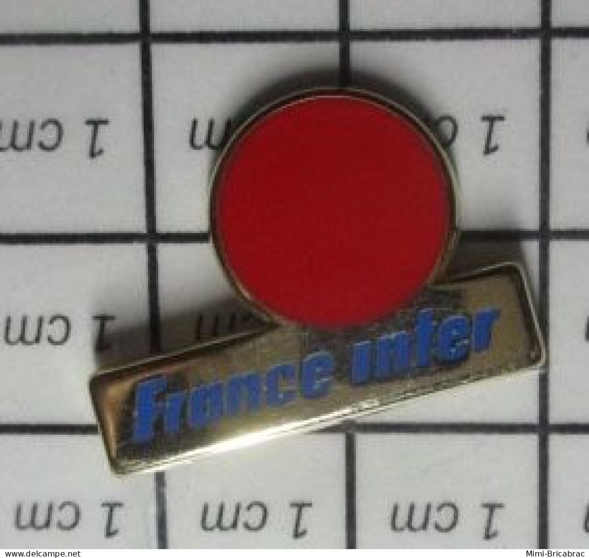 512c  Pin's Pins / Beau Et Rare / MEDIAS / RADIO FRANCE INTER POINT ROUGE - Médias