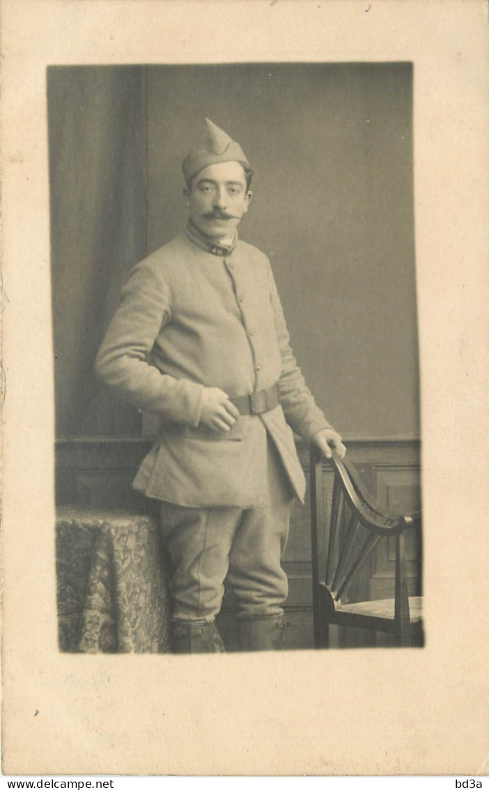 CARTE PHOTO -  MILITAIRE -  N° 10 SUR LE COL  - Uniformi