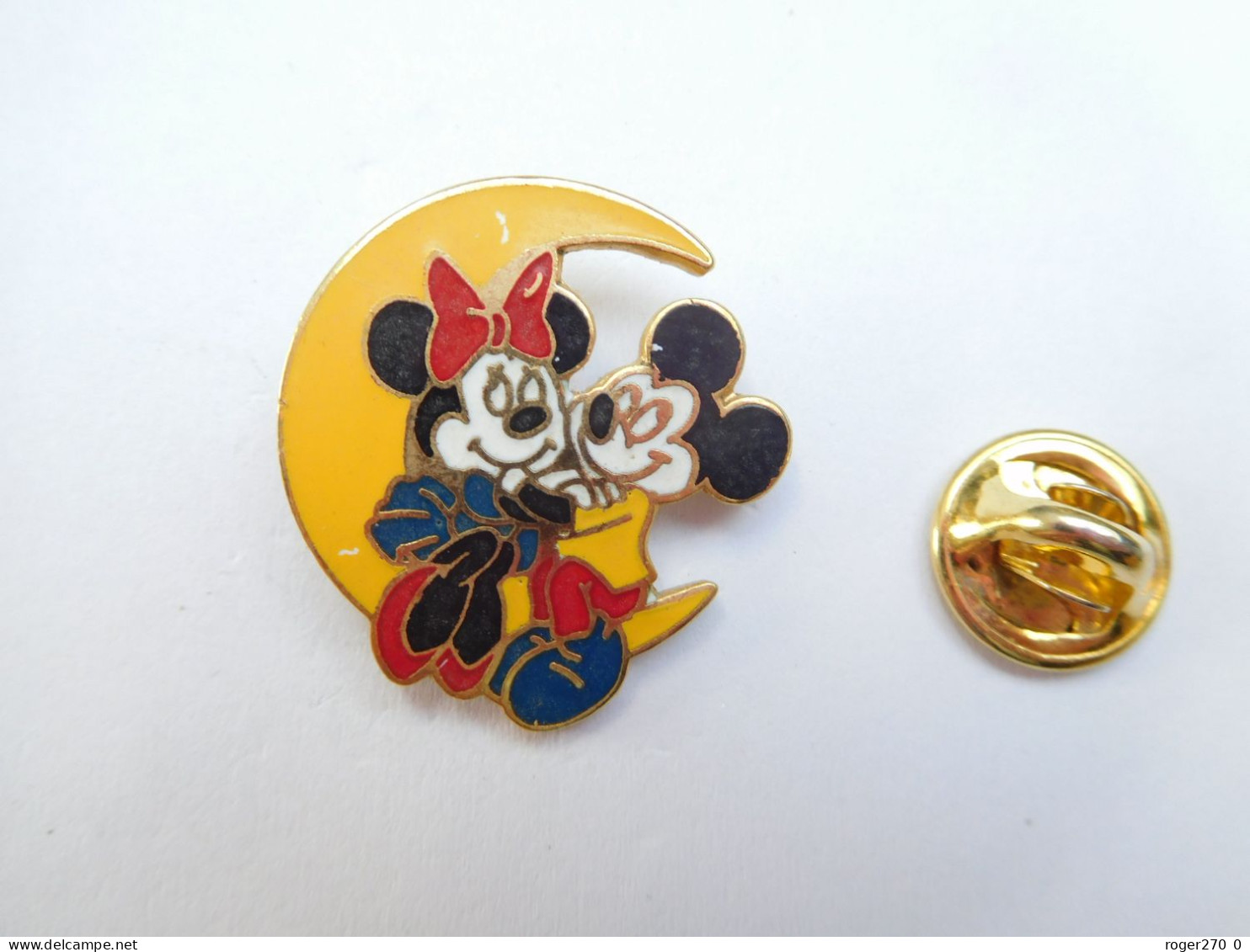 Beau Pin's En EGF , Disney , Minnie Et Mickey  , Croissant De Lune  , Signé Disney - Disney