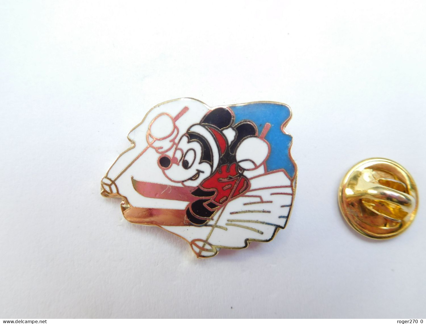 Superbe Pin's En EGF , Disney , Mickey  Au Ski  , Non Signé - Disney