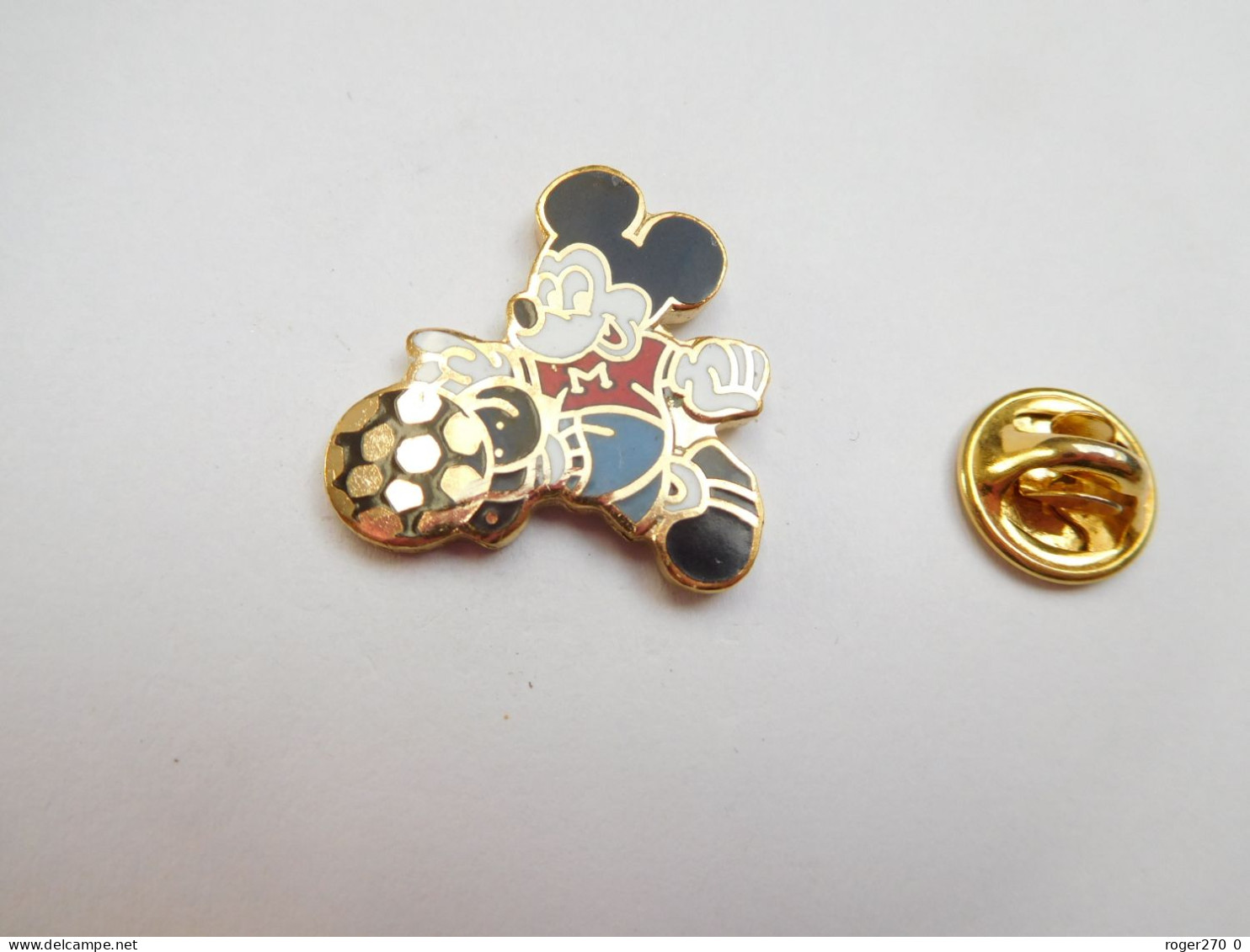 Superbe Pin's En EGF , Disney , Mickey  , Football  , Non Signé - Disney