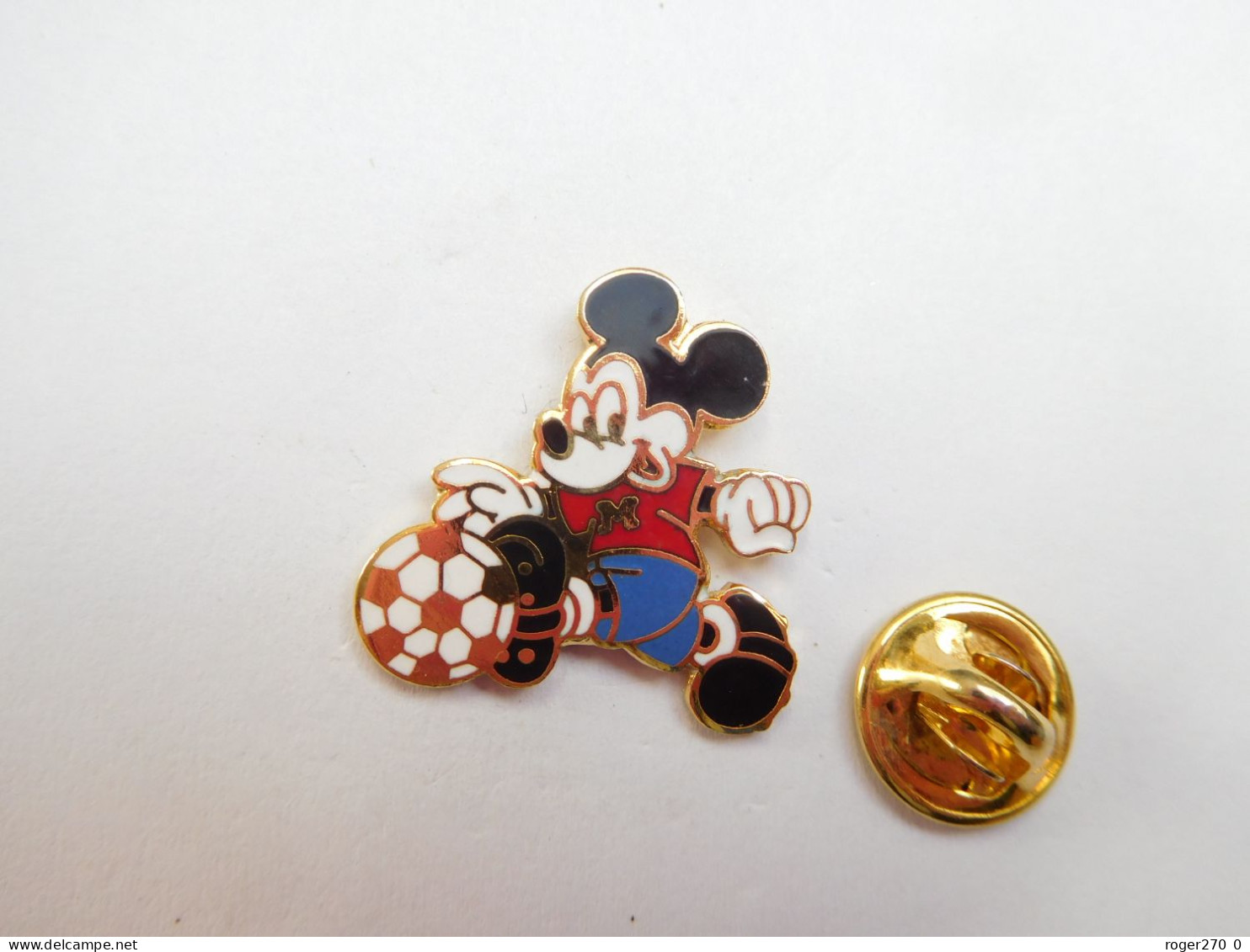 Superbe Pin's En EGF , Disney , Mickey  , Football  , Signé Disney - Disney