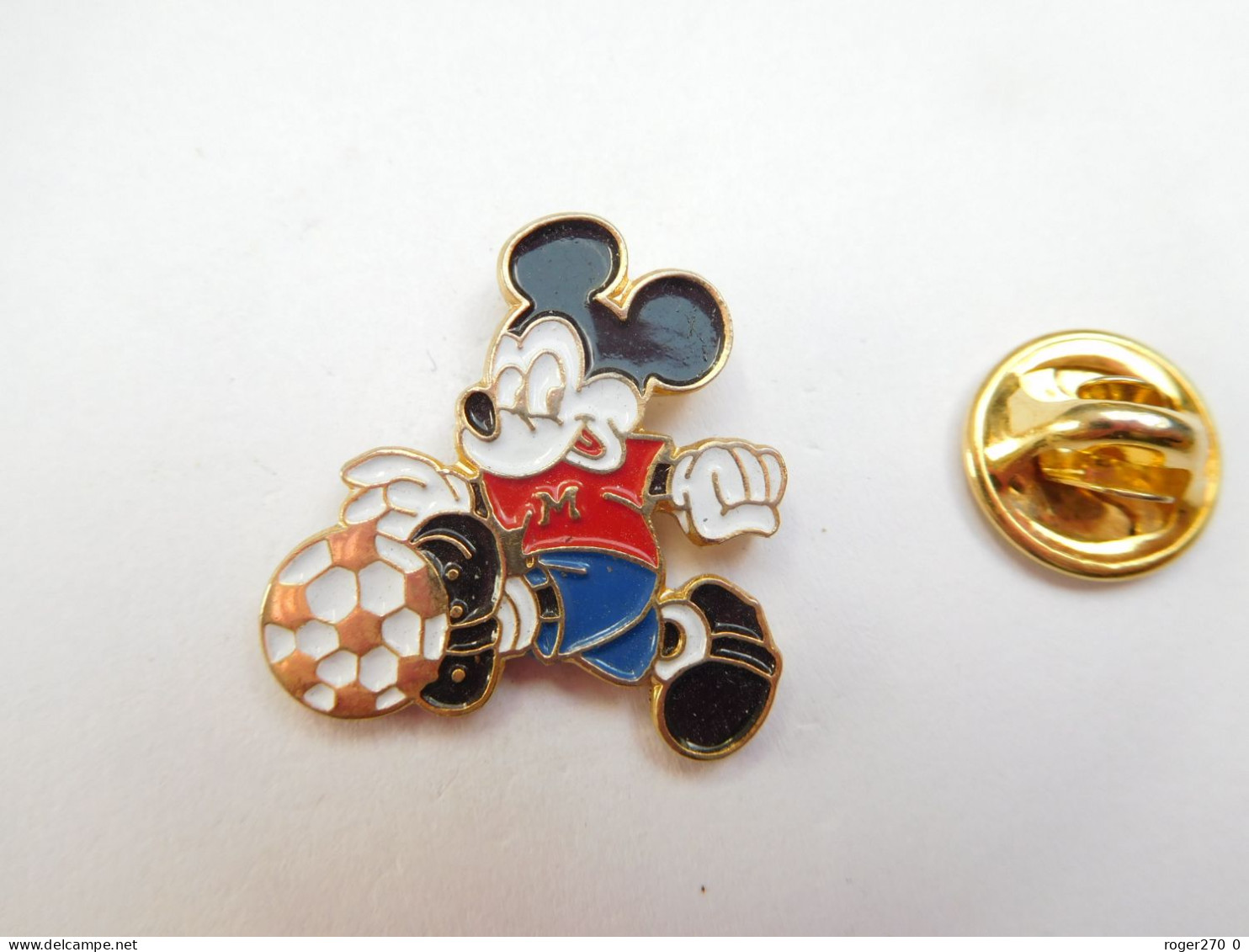 Beau Pin's En Relief  , Disney , Mickey  , Football  , Fond Doré , Signé Disney - Disney