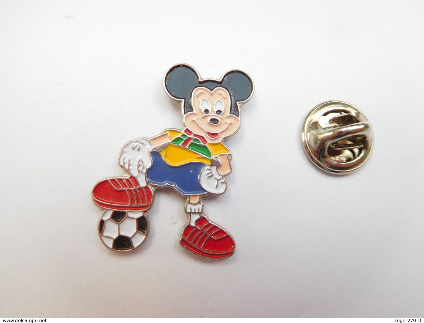 Beau Pin's En Relief  , Disney , Mickey  , Football  , Fond Argent , Verso Quadrillé - Disney