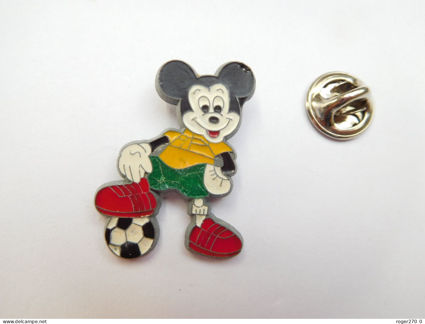 Beau Pin's , Disney , Mickey  , Football  , Fond Noir , Non Signé - Disney