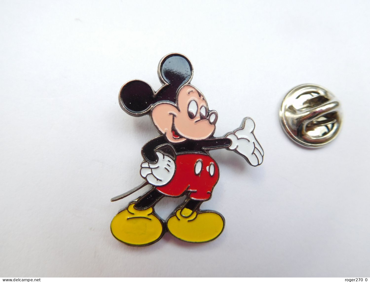 Beau Pin's En Relief , Disney , Mickey , Fond Noir , Signé Disney - Disney