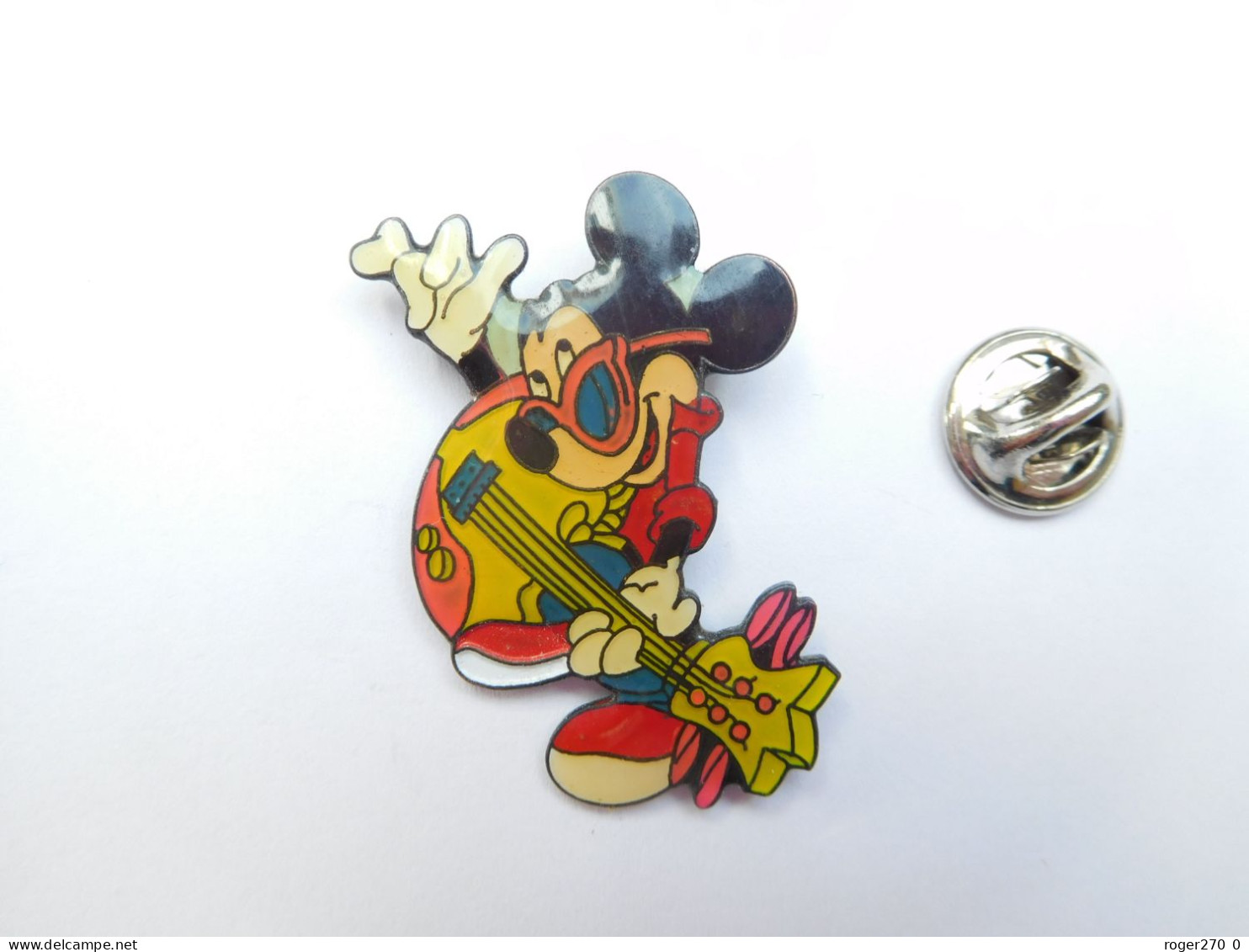 Beau Pin's, Disney , Mickey , Musique , Guitare , Fond Noir , Signé Disney - Disney