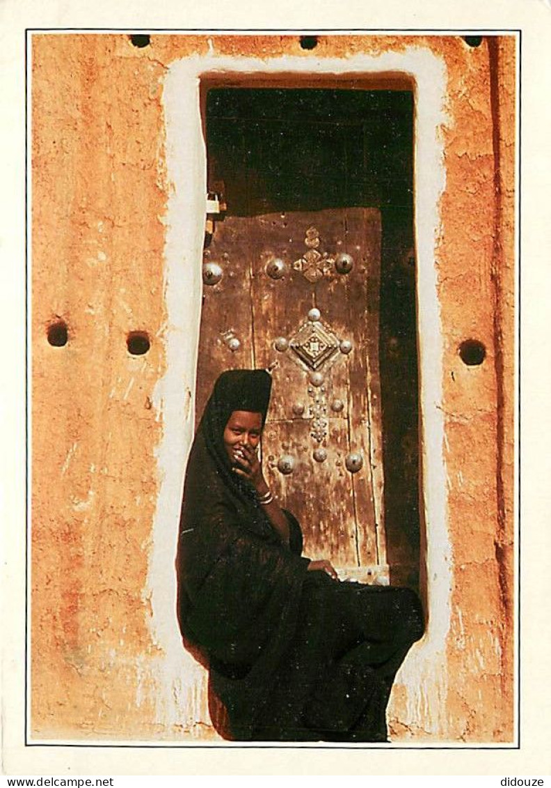 Mauritanie - Mauritanienne Assise Sur Le Pas De Sa Porte à Oualata. Situé à L'ouest De La Cuvette Du Hodh, Ce Village Es - Mauritanië