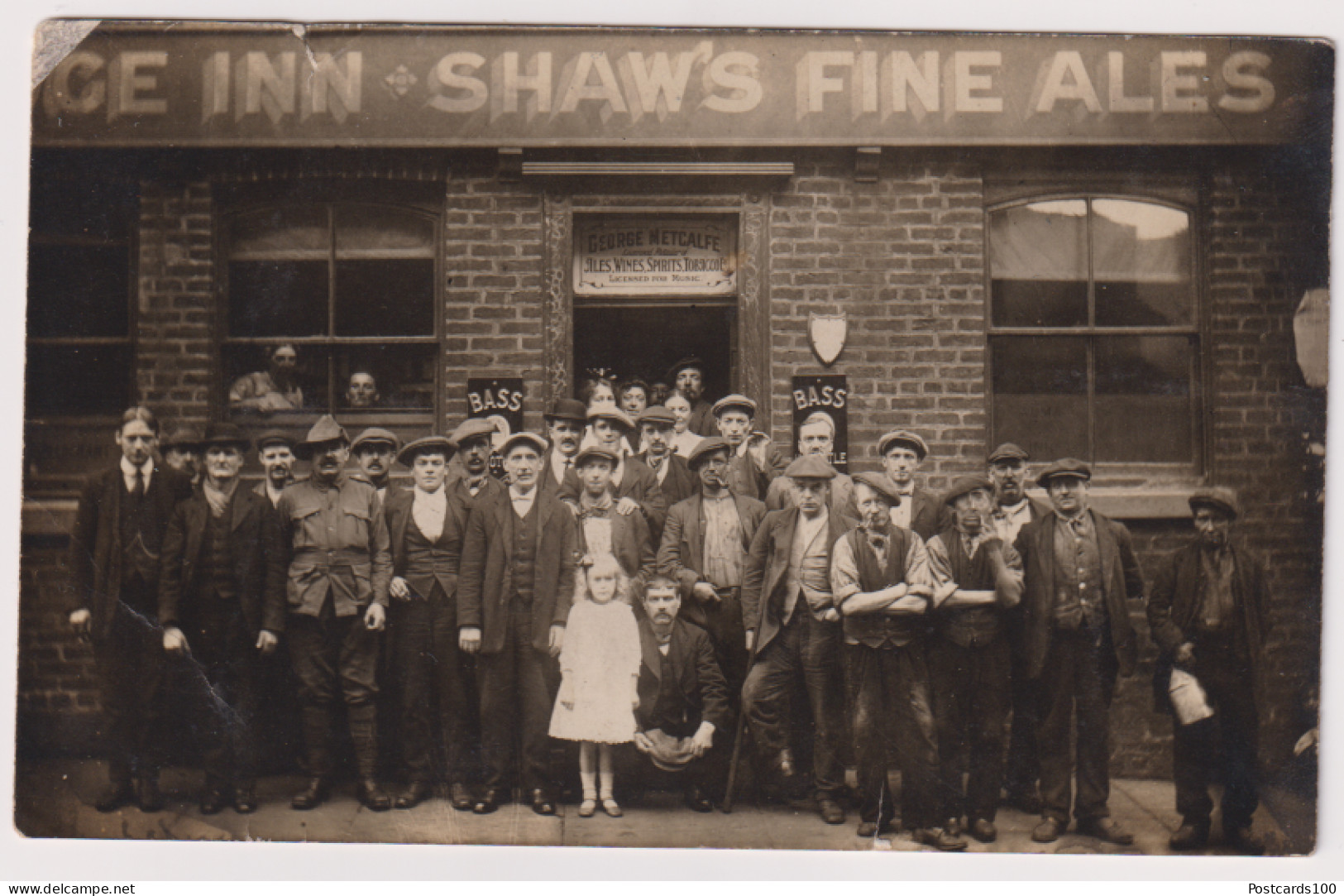 ASHTON UNDER LYNE - ALMA BRIDGE INN - SHAWS FINE ALES - PUB - GROUP PHOTO - MANCHESTER - RP - Manchester