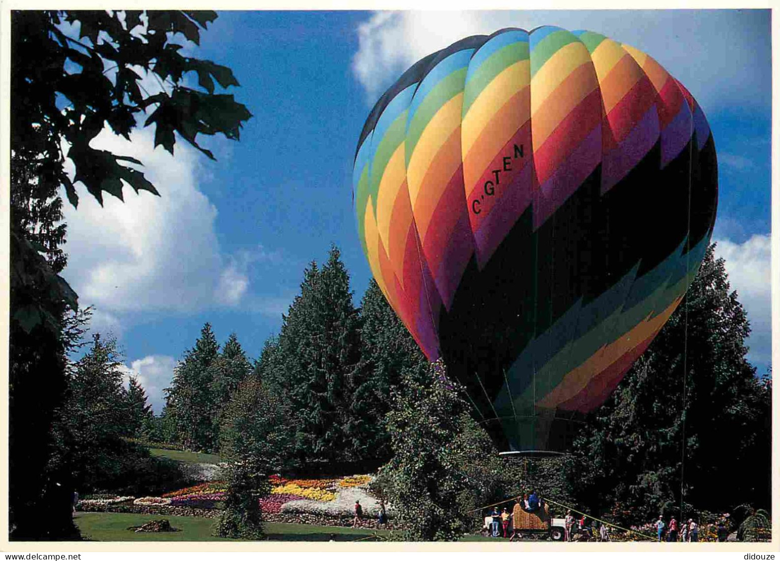 Aviation - Montgolfières - Minter Gardens - British Columbia Canada - A Colourlul Balloon Adds Excitement Amongst The Fl - Montgolfières