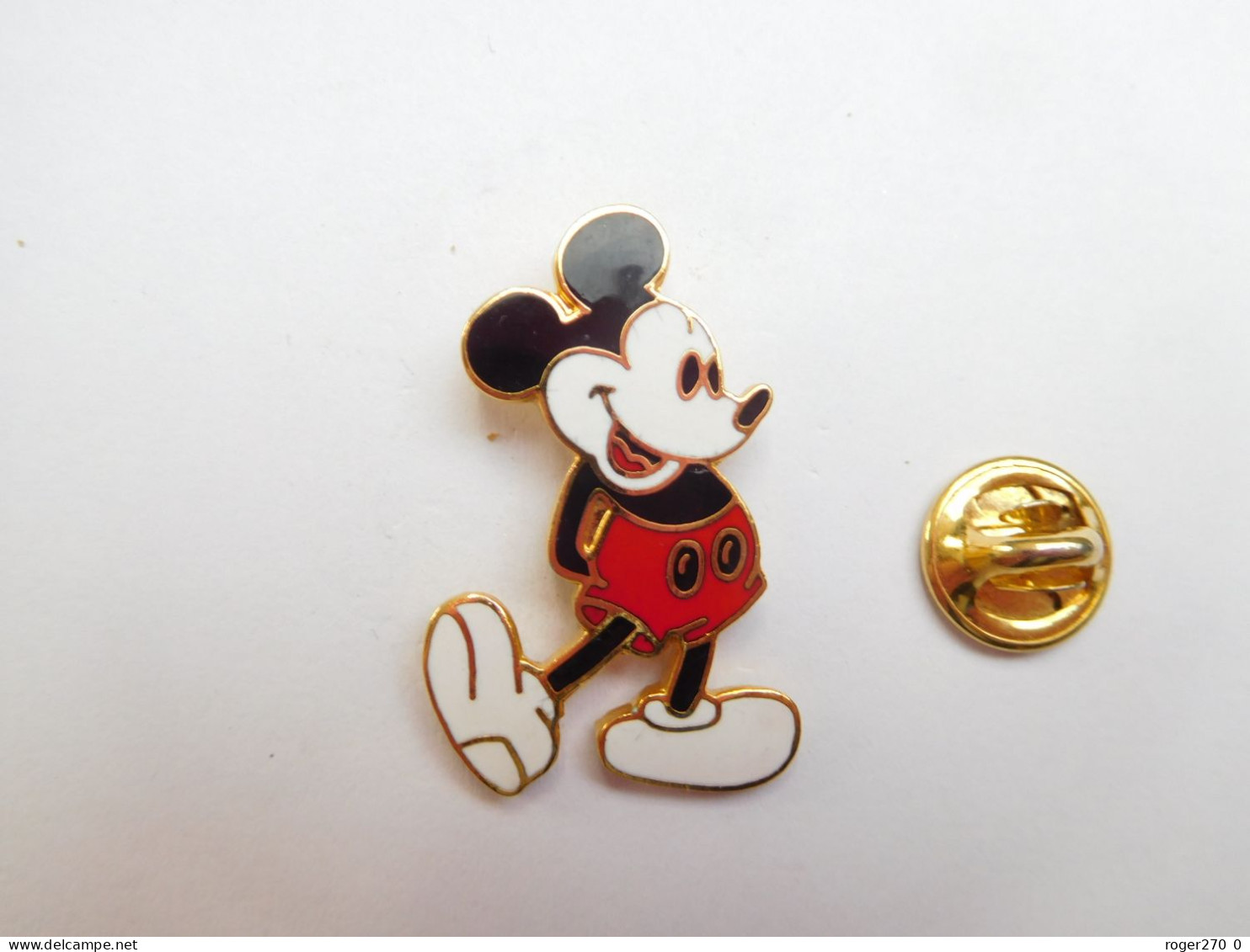 Superbe Pin's En EGF , Disney , Mickey , Doré , Signé Disney Taïwan - Disney