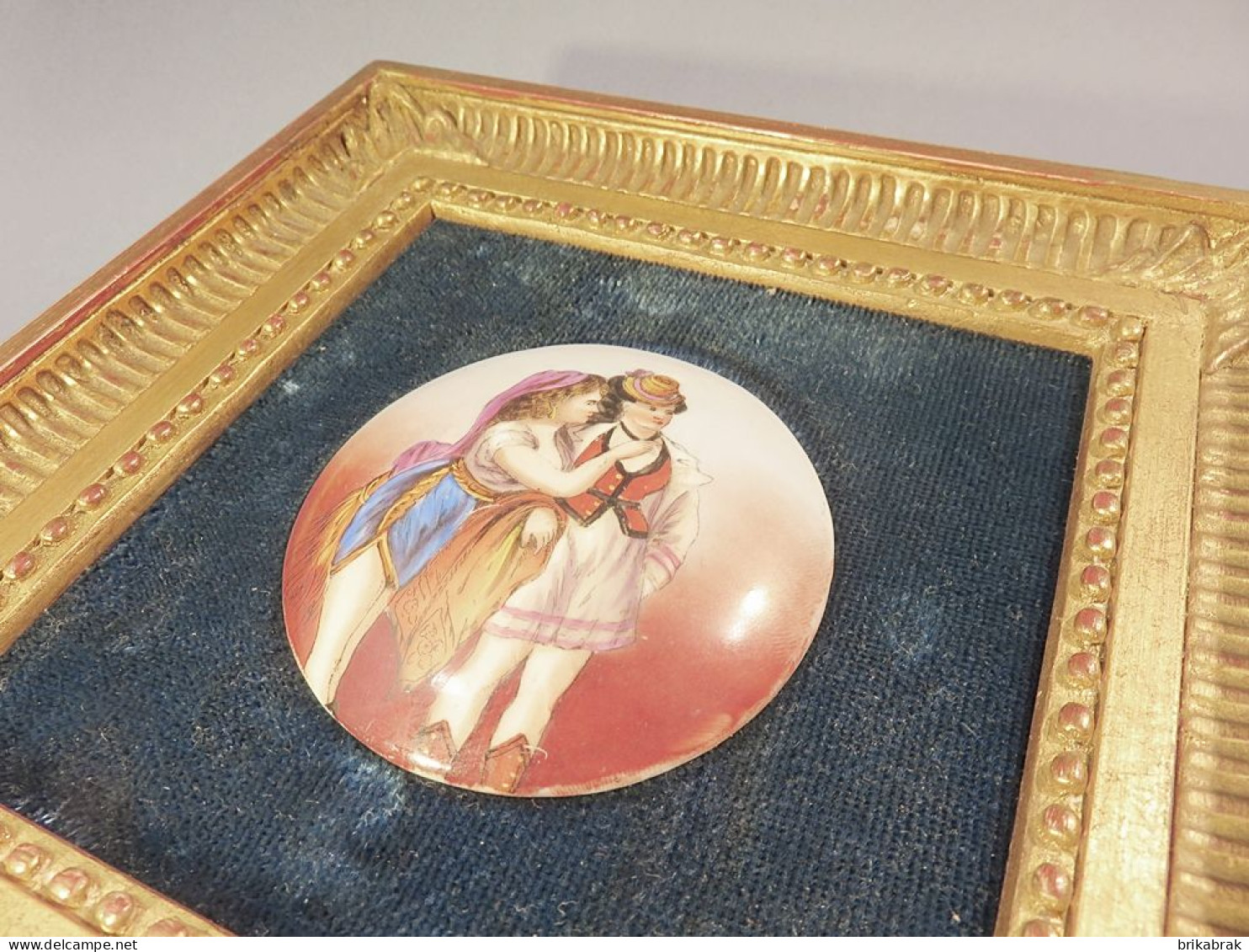 + MEDAILLE MINIATURE EMAILLEE FEMME DANS CADRE BOIS DORE + Tableau Peinture Couple Porcelaine - Autres & Non Classés