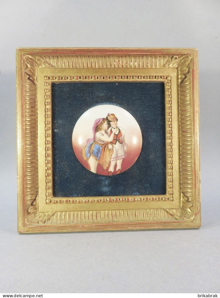 + MEDAILLE MINIATURE EMAILLEE FEMME DANS CADRE BOIS DORE + Tableau Peinture Couple Porcelaine