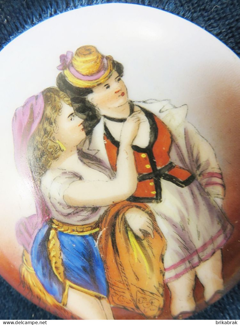 + MEDAILLE MINIATURE EMAILLEE FEMME DANS CADRE BOIS DORE + Tableau Peinture Couple Porcelaine