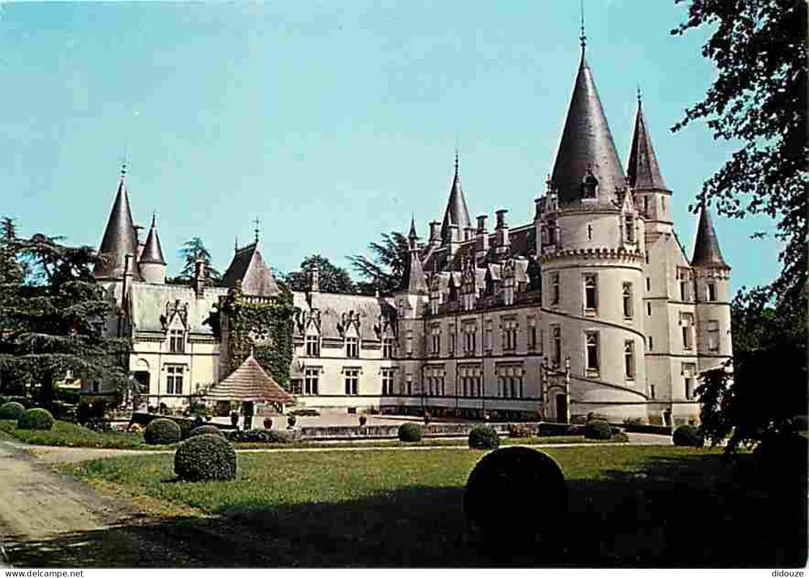 58 - Pouilly Sur Loire - Le Château Du Nozet - Cour D'honneur - CPM - Voir Scans Recto-Verso - Pouilly Sur Loire