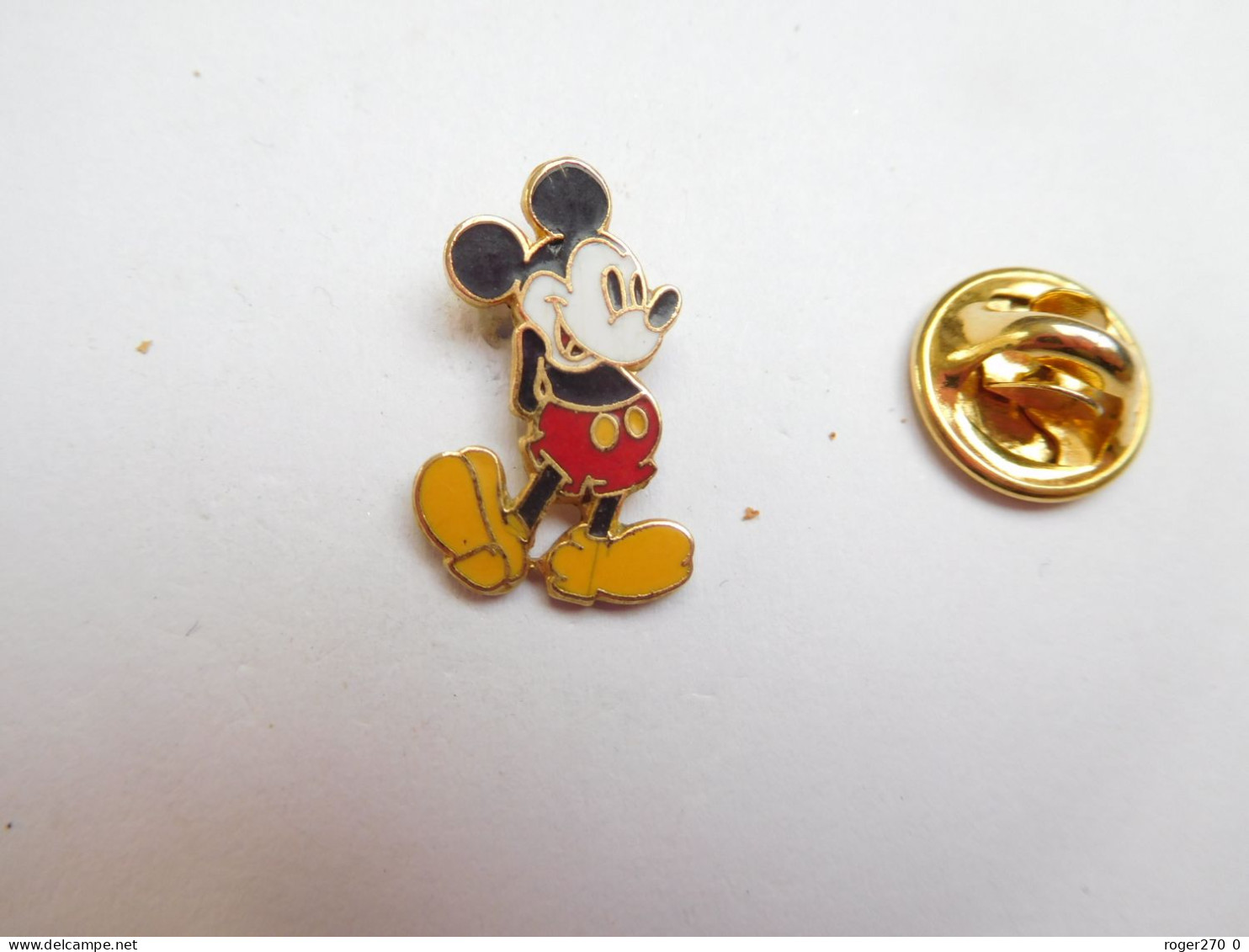 Petit Pin's En EGF , Disney , Mickey , Doré , Signé Disney - Disney