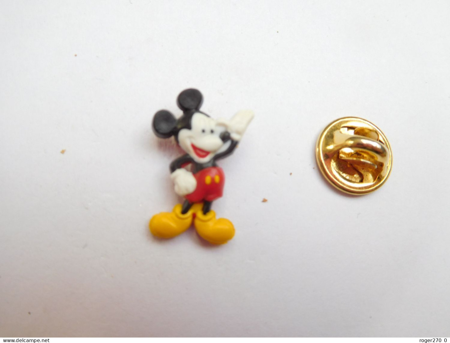 Petit Pin's En Relief , Disney , Mickey , Signé Disney Canada - Disney