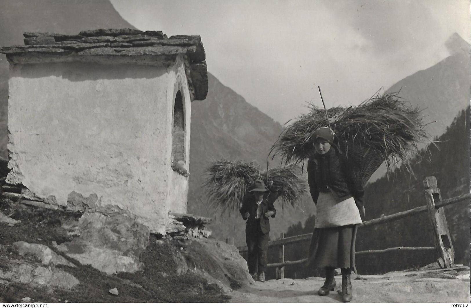 SAAS - FEE ► Bauern Mit Rückenkörbe Voller Heu Auf Dem Kapellenweg, Fotokarte Ca.1940 - Saas-Fee