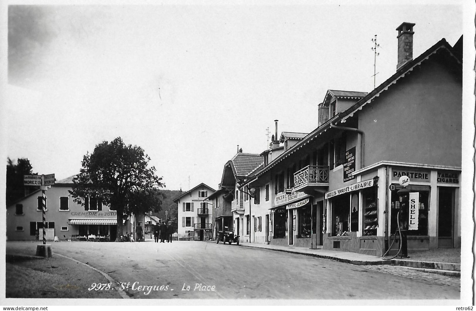 SAINT - CERGUES ► La Place Mit Papeterie/Buchhandlung Und Einer Shell Tankseule, Ca.1950 - Saint-Cergue