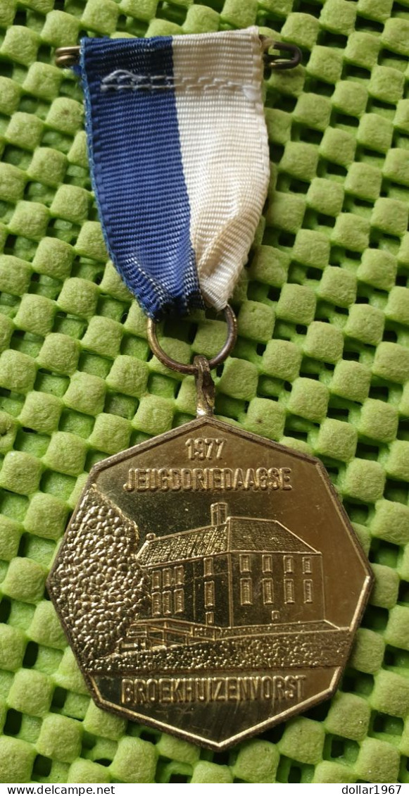 Medaile : Jeugd Driedaagse Broekhuizenvorst 1977 ( Limburg).  -  Original Foto  !!  Medallion  Dutch - Autres & Non Classés