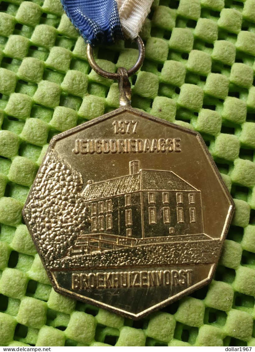 Medaile : Jeugd Driedaagse Broekhuizenvorst 1977 ( Limburg).  -  Original Foto  !!  Medallion  Dutch - Andere & Zonder Classificatie