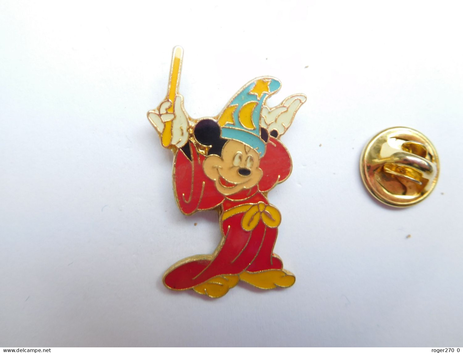 Beau Pin's , Disney , Mickey , Magicien , Signé Disney Made In Taïwan , Grosses Lettres - Disney