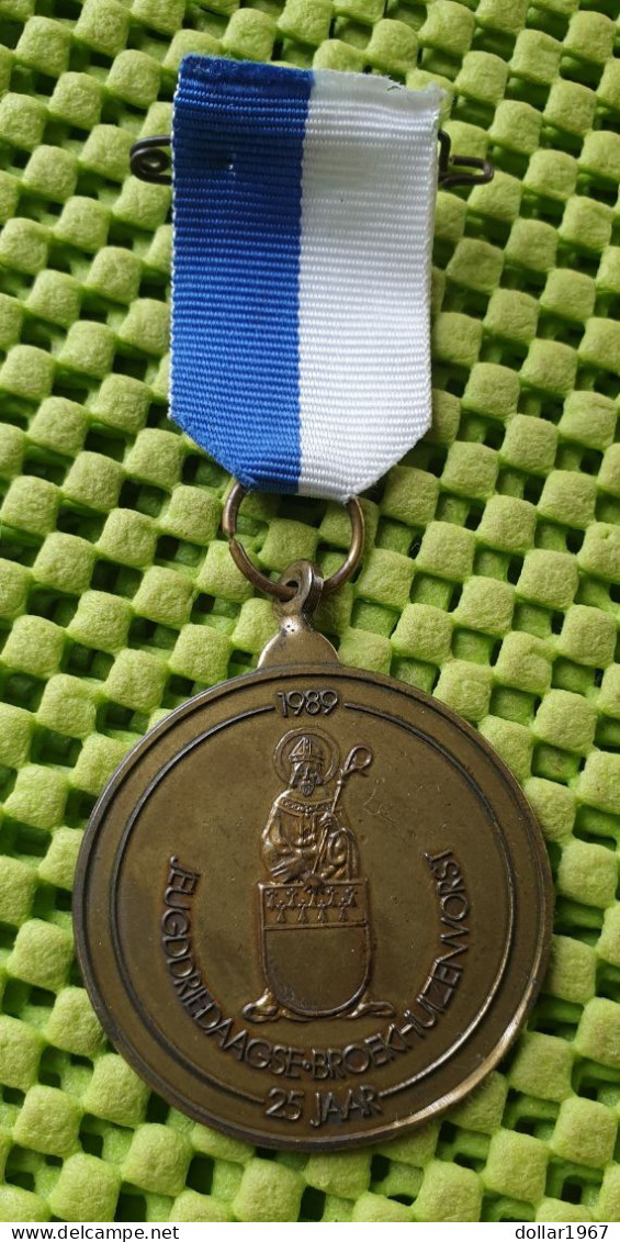 Medaile : Jeugd Driedaagse Broekhuizenvorst 1989 ( Limburg).  -  Original Foto  !!  Medallion  Dutch - Andere & Zonder Classificatie