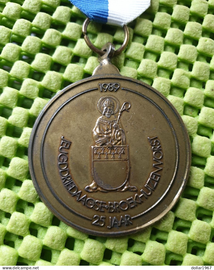 Medaile : Jeugd Driedaagse Broekhuizenvorst 1989 ( Limburg).  -  Original Foto  !!  Medallion  Dutch - Autres & Non Classés