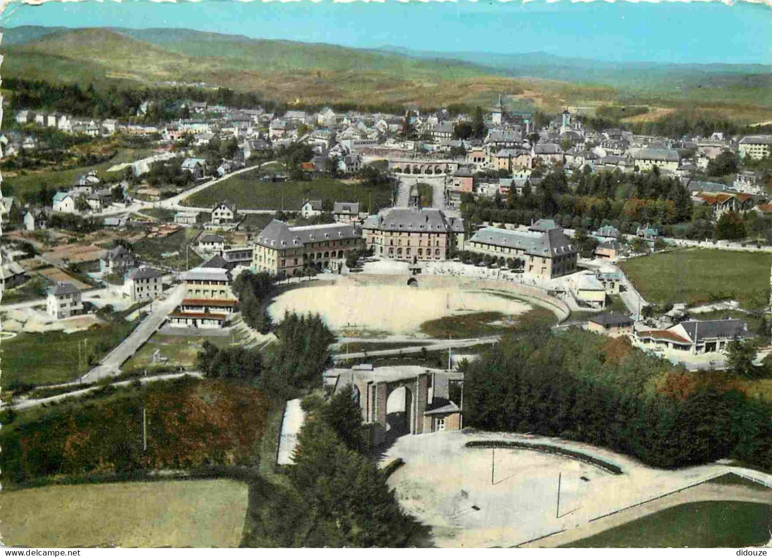 19 - Egletons - Vue Générale Aérienne - Groupe Albert Thomas Et Le Stade - Carte Dentelée - CPSM Grand Format - Voir Sca - Egletons