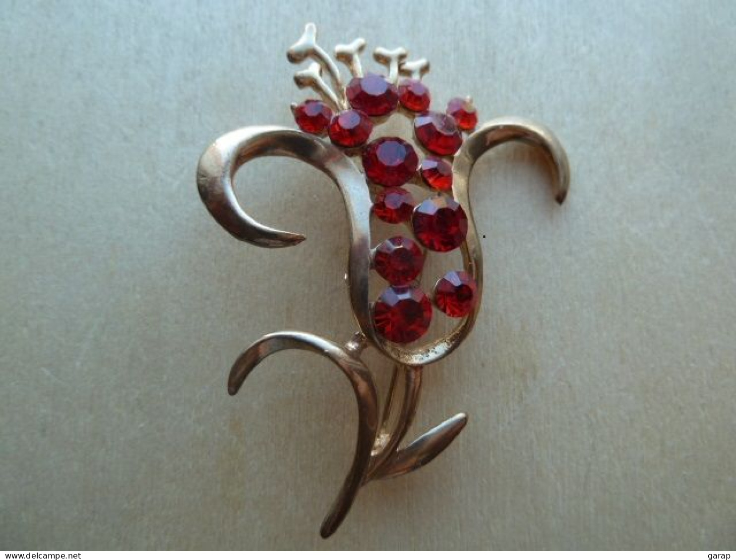 Broc-145 Broche Ancienne Métal Doré Serti De 13 Brillants Rouges Facetés Formant Une Fleur De 60mm/47,poids=15,80g - Autres & Non Classés