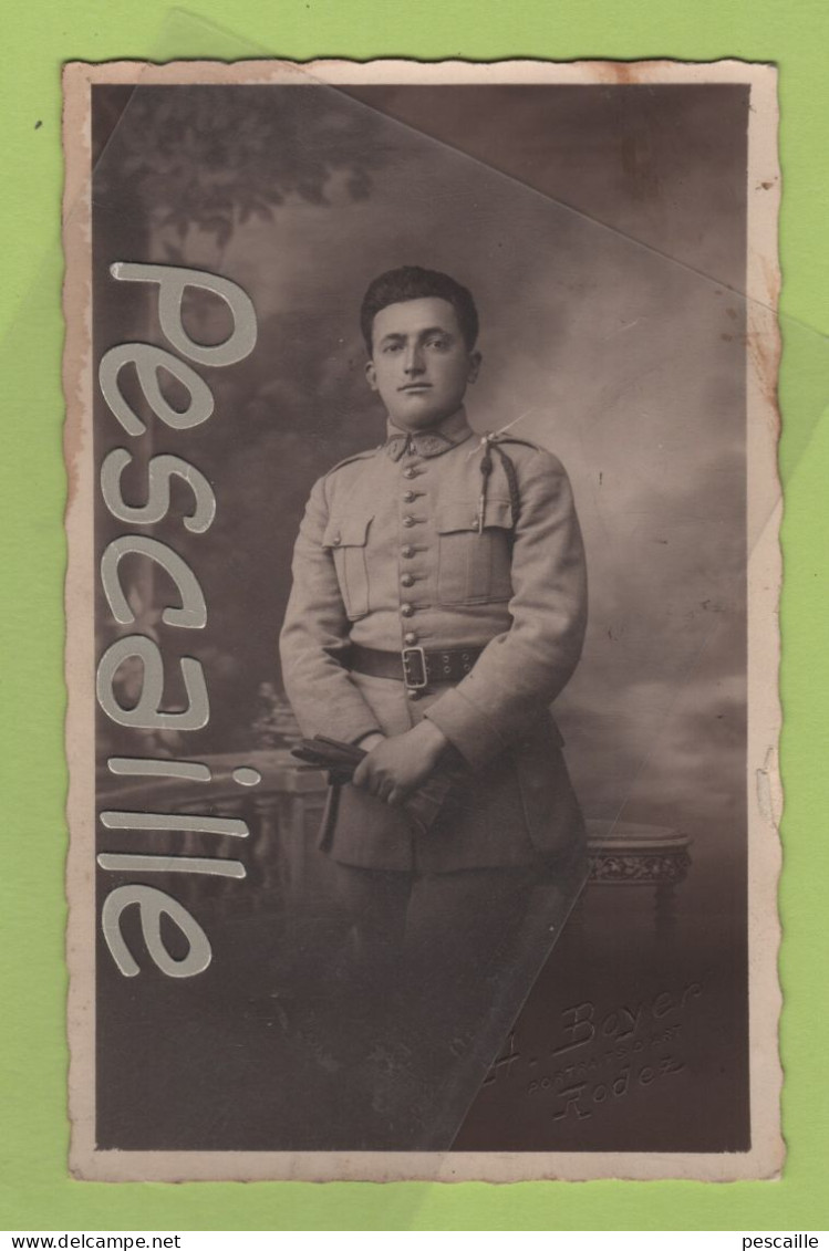 MILITARIA - CARTE PHOTO DE MILITAIRE AVEC FOURRAGERE / N° 10 ? SUR LE COL - H. BOYER PORTRAITS D'ART RODEZ - Uniformi