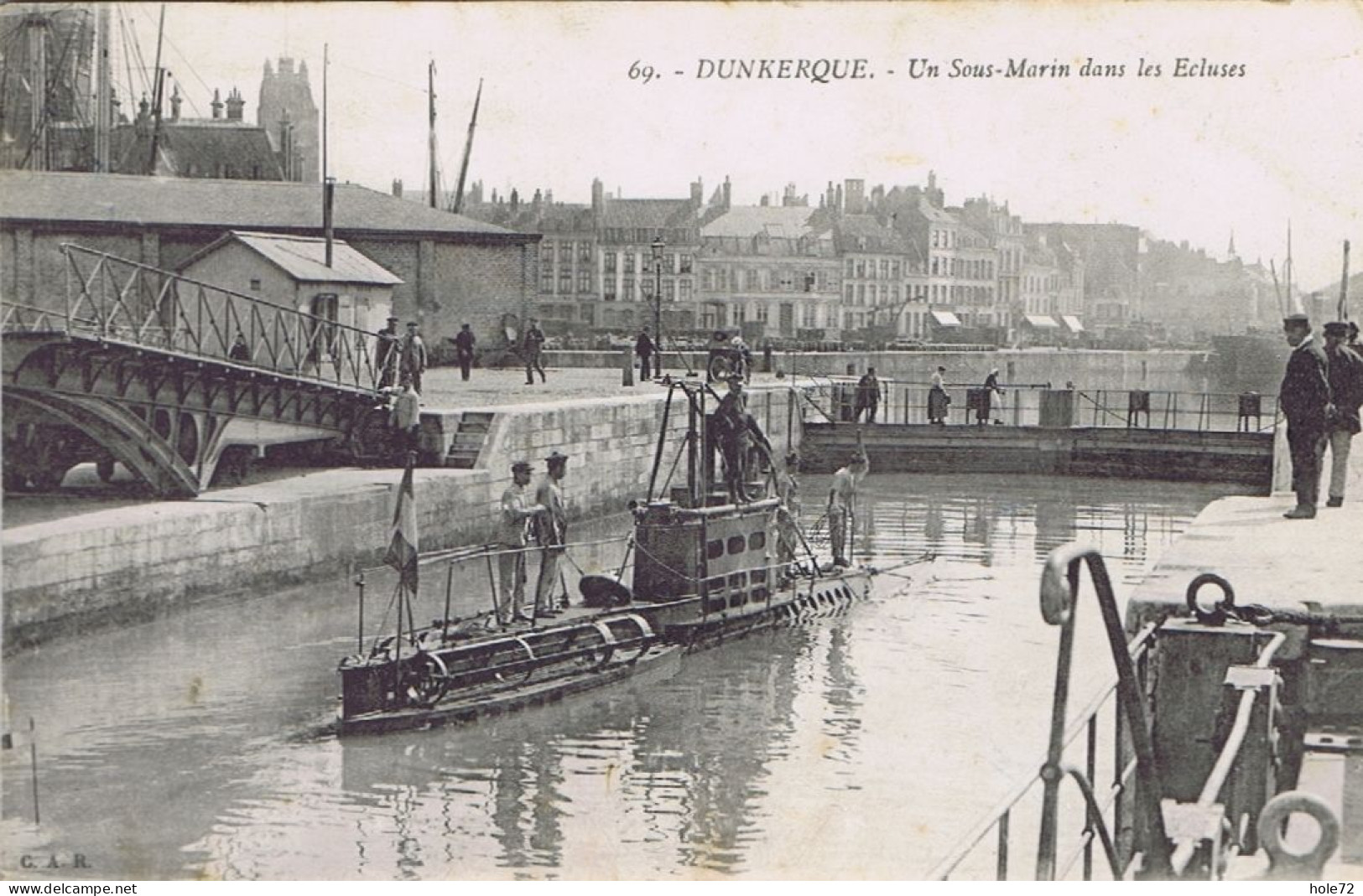 Dunkerque - Un Sous-Marin Dans Les Ecluses - Submarinos