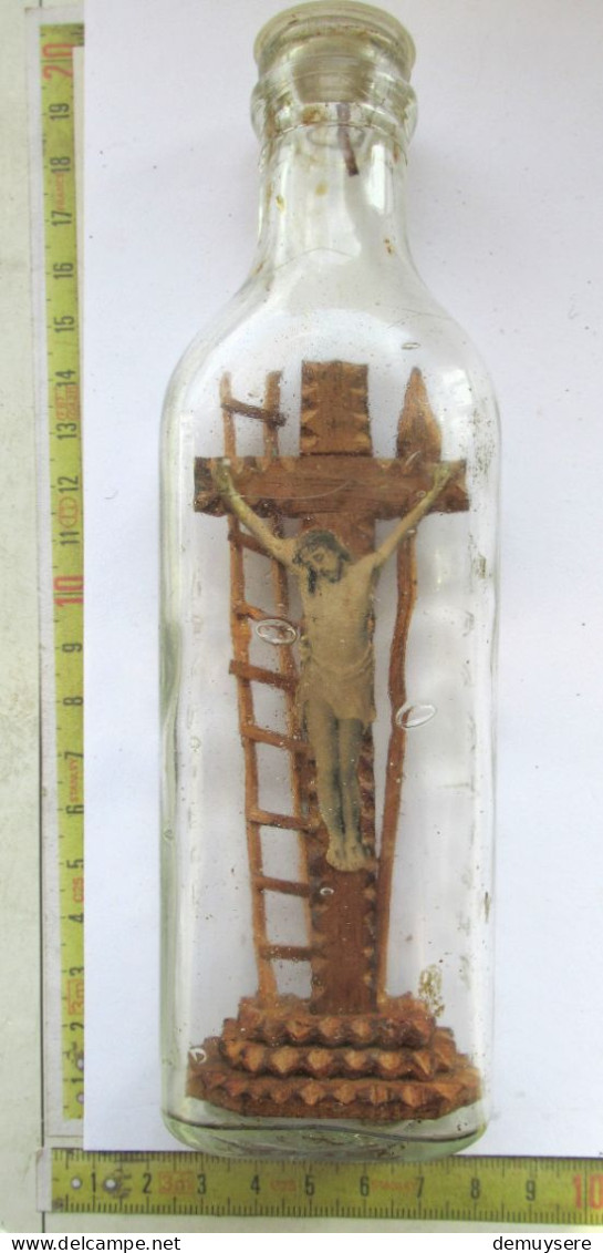 LADE 25 - CRUCIFIX EN BOIS EN BOUTEILLE EN VERRE - HOUTEN KRUISBEELD IN GLAZEN FLES - Arte Religiosa