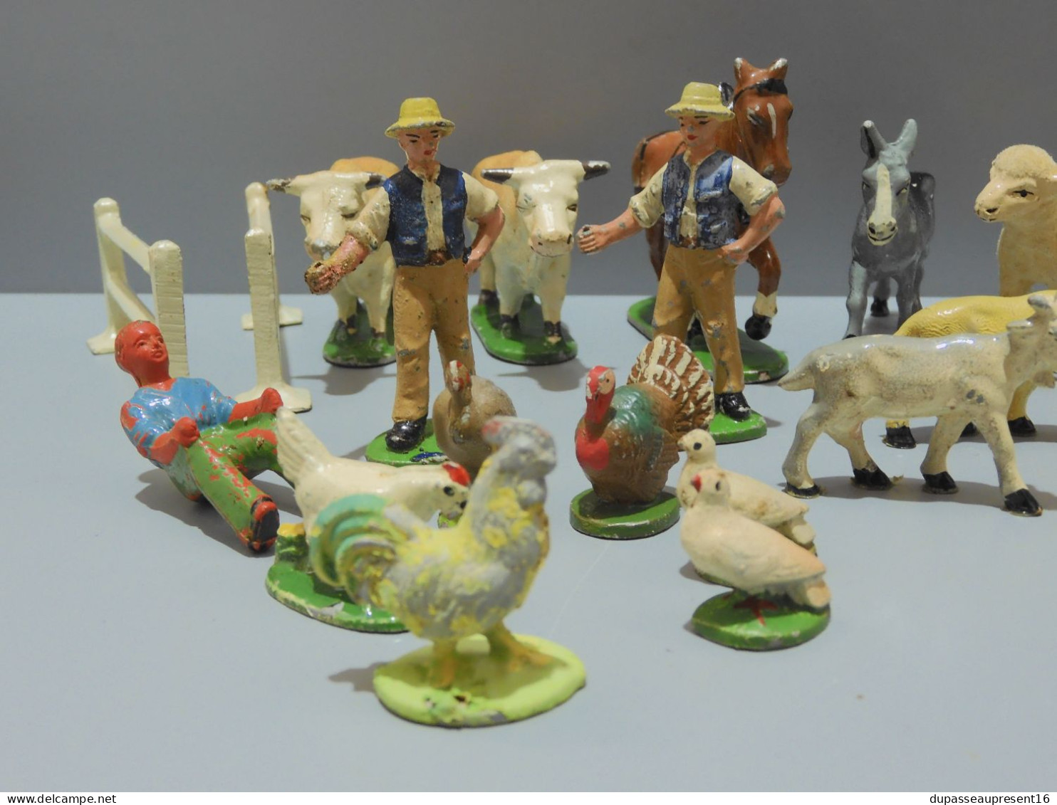 -LOT 20 ANIMAUX De La FERME 2 BARRIERES 4 PAYSANS 1 CHAUFFEUR TRACTEUR PLOMB      E - Sonstige & Ohne Zuordnung