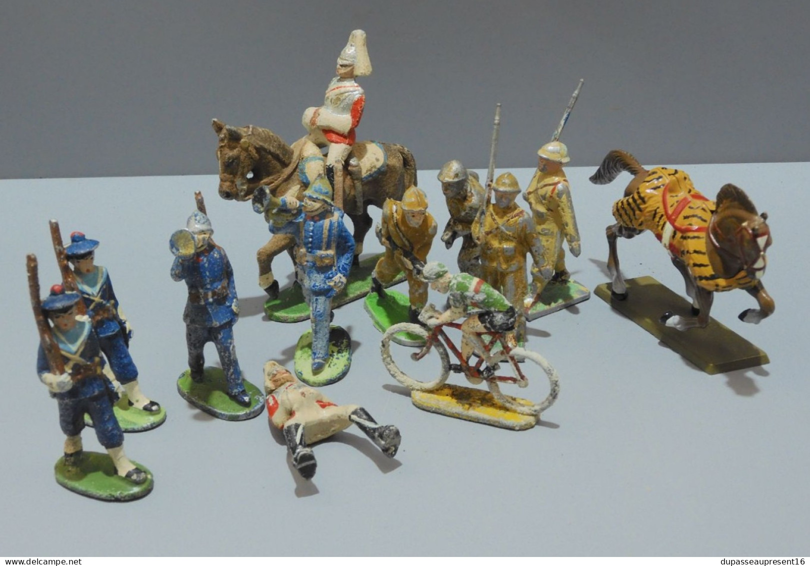 -LOT 13 SUJETS STARLUX? ALUMINIUM SOLDATS MARINS 2 CHEVAUX le + grand STARLUX      E