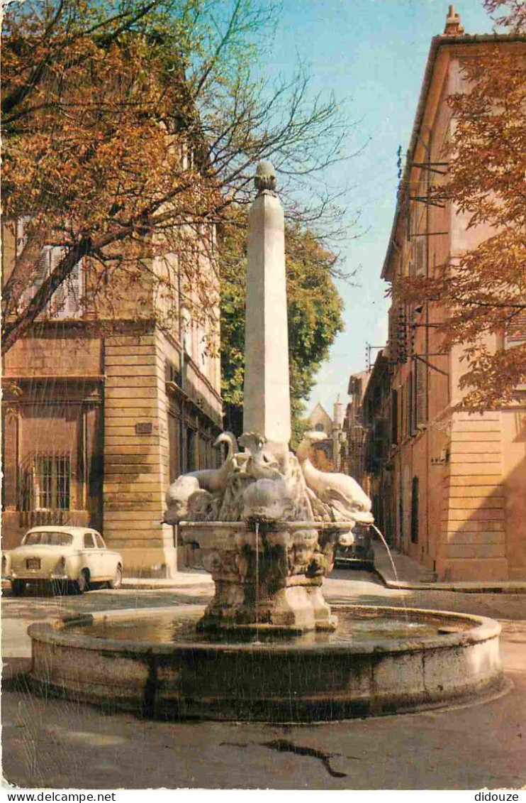 Automobiles - Aix En Provence - Fontaine Des Quatre Dauphins - Carte Dentelée - CPSM Format CPA - Voir Scans Recto-Verso - PKW