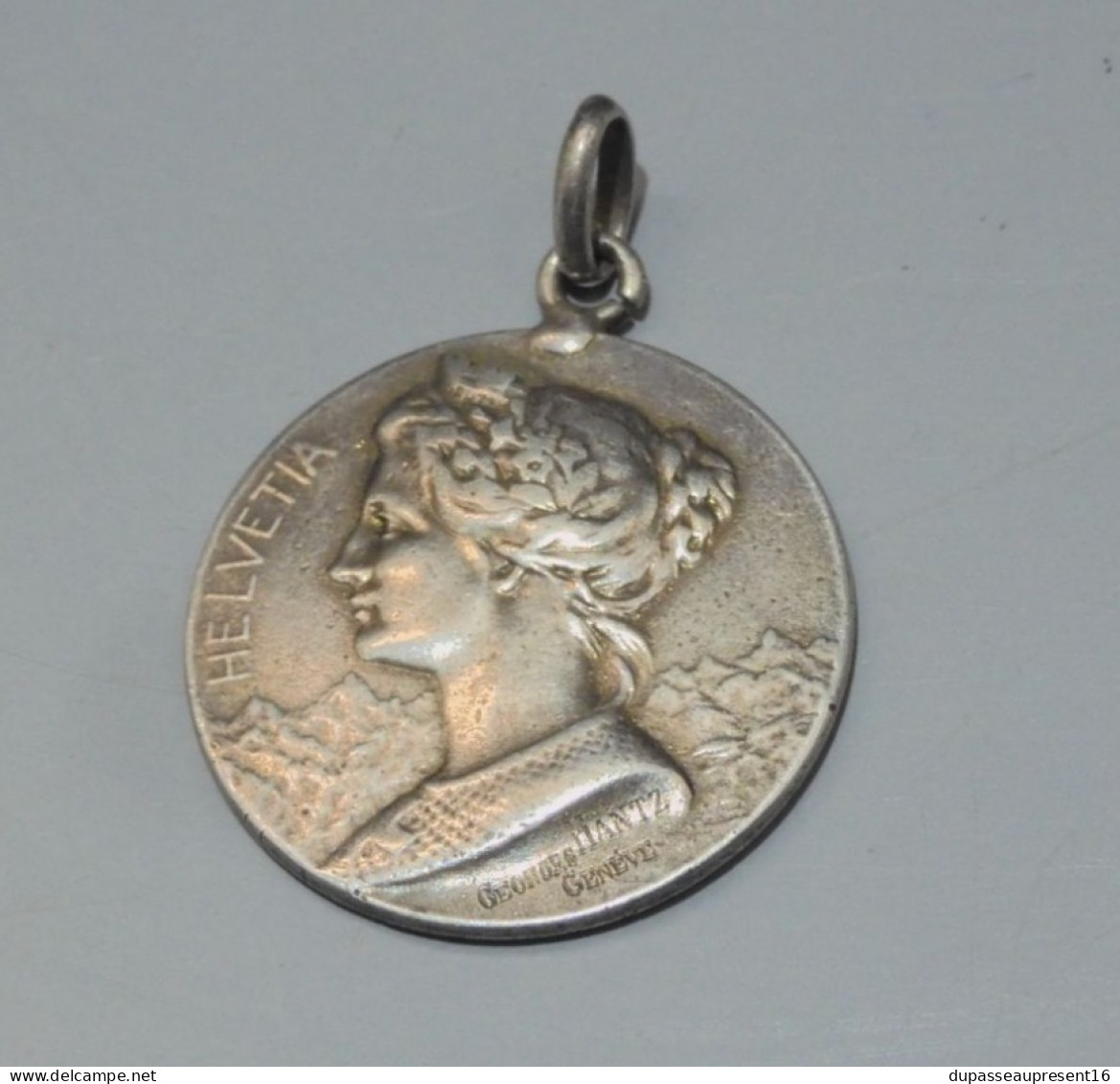 -MEDAILLE PENDENTIF HELVETIA GEORGES HANTZ TIR du VILLAGE SUISSE PARIS 1910   E