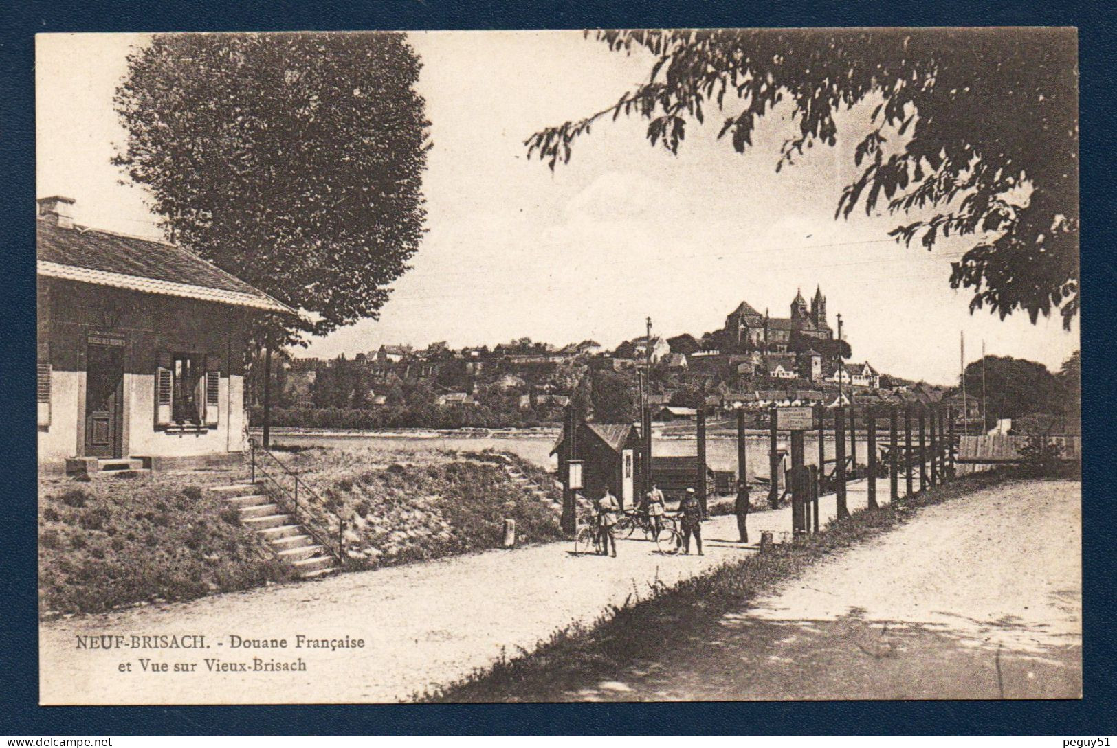 68. Neuf-Brisach. Douane Française, Douaniers à Vélo. Vue Sur Le Vieux-Brisach - Neuf Brisach