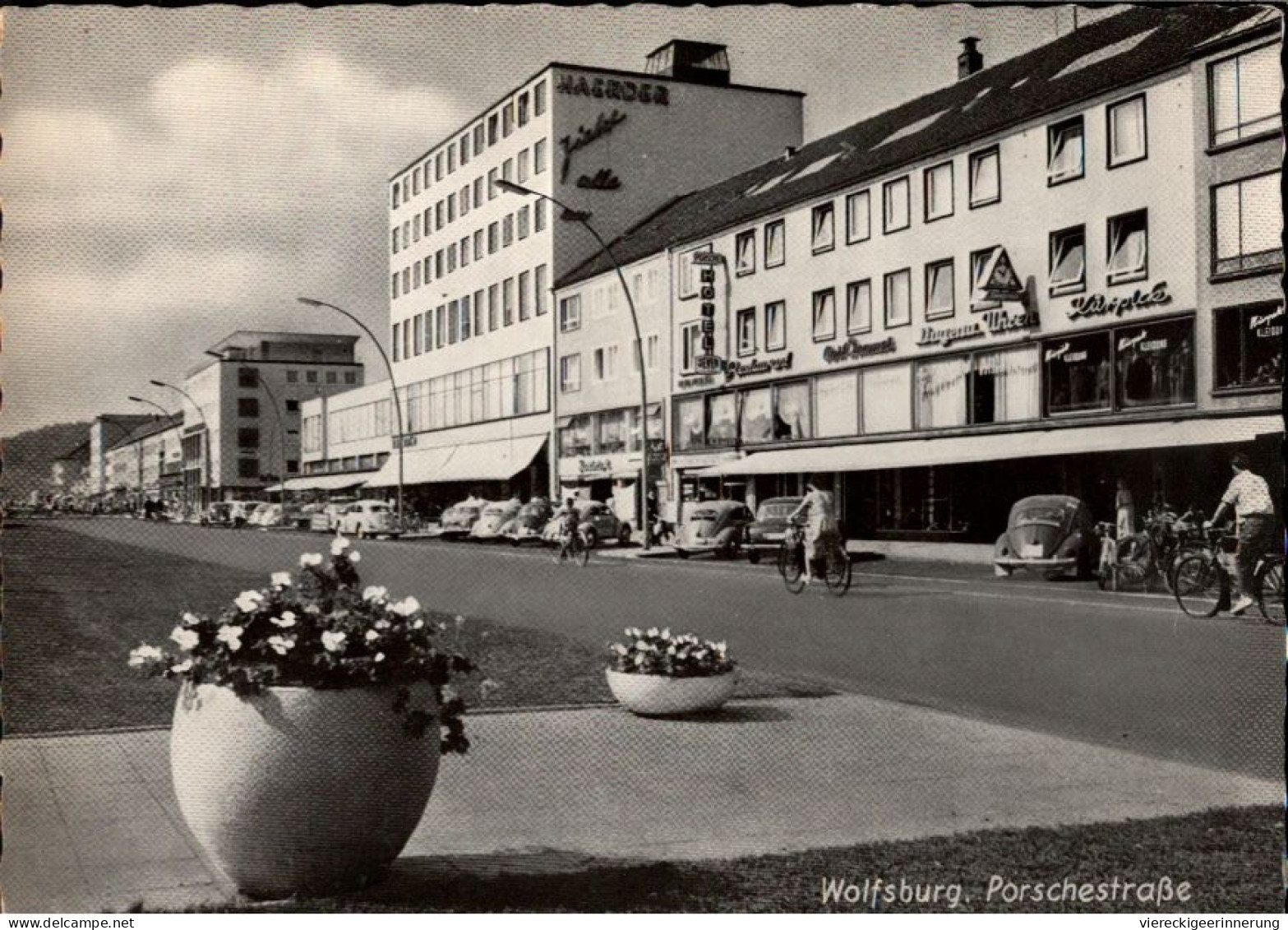 ! S/w Ansichtskarte Wolfsburg, Porschestraße, VW Käfer - Wolfsburg