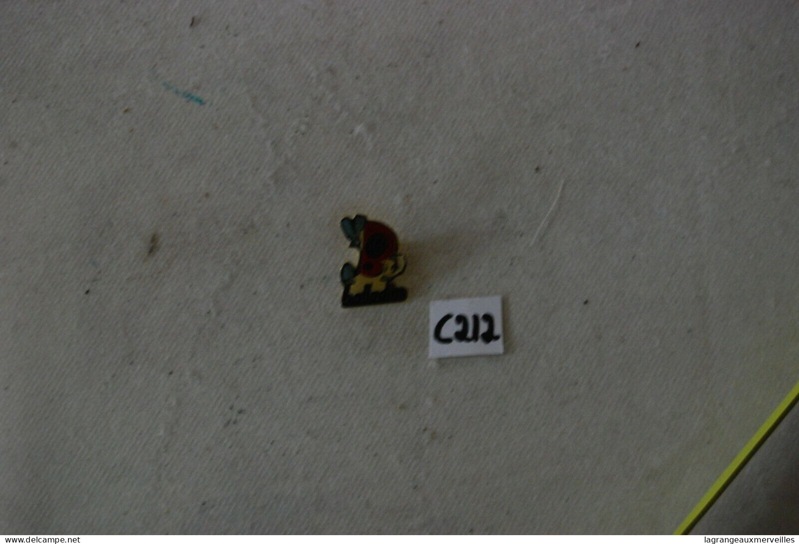 C212 Ancien Pins De Collection - Sin Clasificación