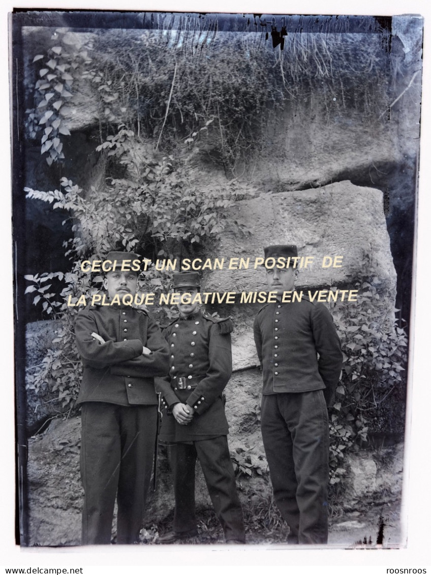 PLAQUE DE VERRE NEGATIVE 9x12 - MILITAIRES EN TENUE - Diapositivas De Vidrio