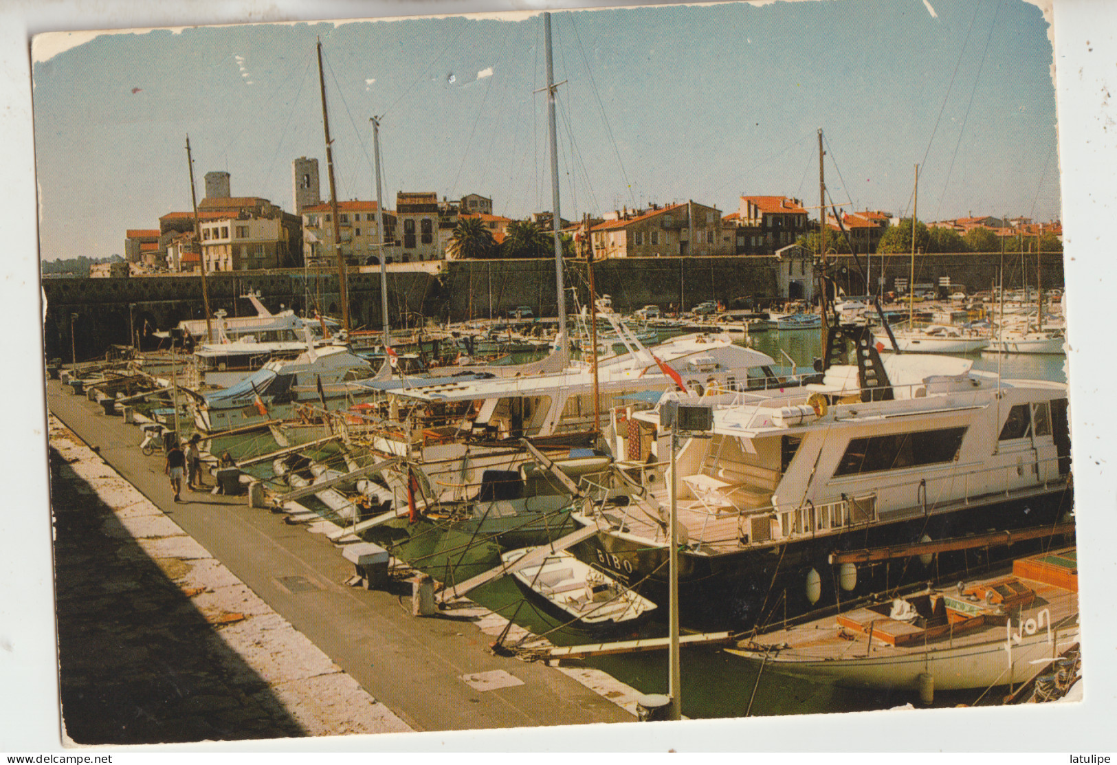 Antibes 06 G F  Carte Circulée Timbrée- Le Port Vauban Et Les Remparts  Et La Vieille Ville Quai Animé_Bateaux - Antibes - Les Remparts