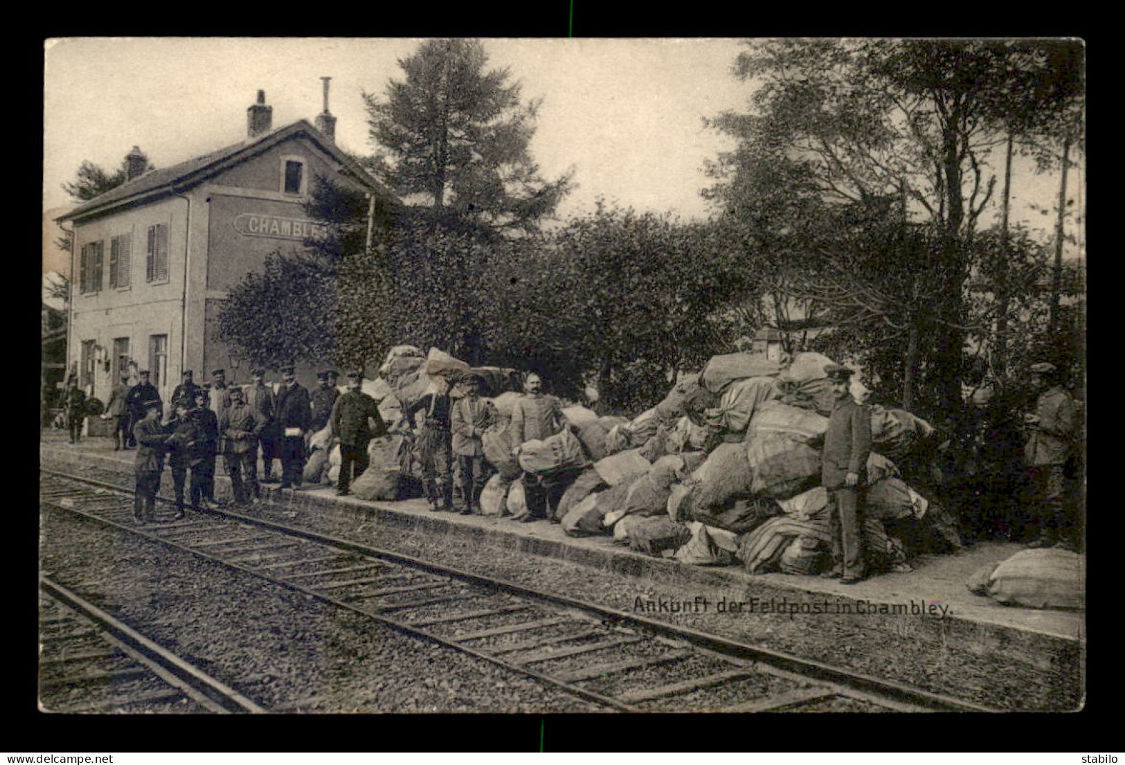 54 - CHAMBLEY - SACS POSTAUX SUR LES QUAIS DE LA GARE DE CHEMIN DE FER - FELDPOSTKARTE - GUERRE 14/18 - Chambley Bussieres