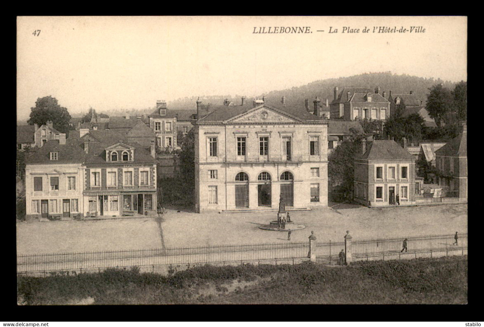 76 - LILLEBONNE - PLACE DE L'HOTEL DE VILLE - Lillebonne