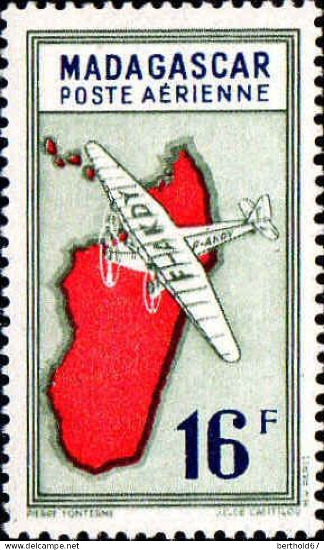 Madagascar Avion N* Yv:38 Mi:328 Avion Survolant L'île (Trace De Charnière) - Poste Aérienne