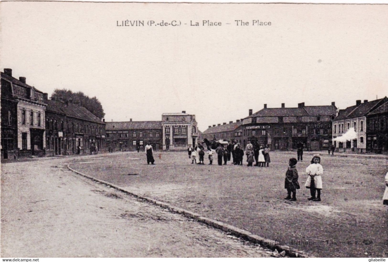62 - Pas De Calais - LIEVIN -  La Place - Animée - Lievin