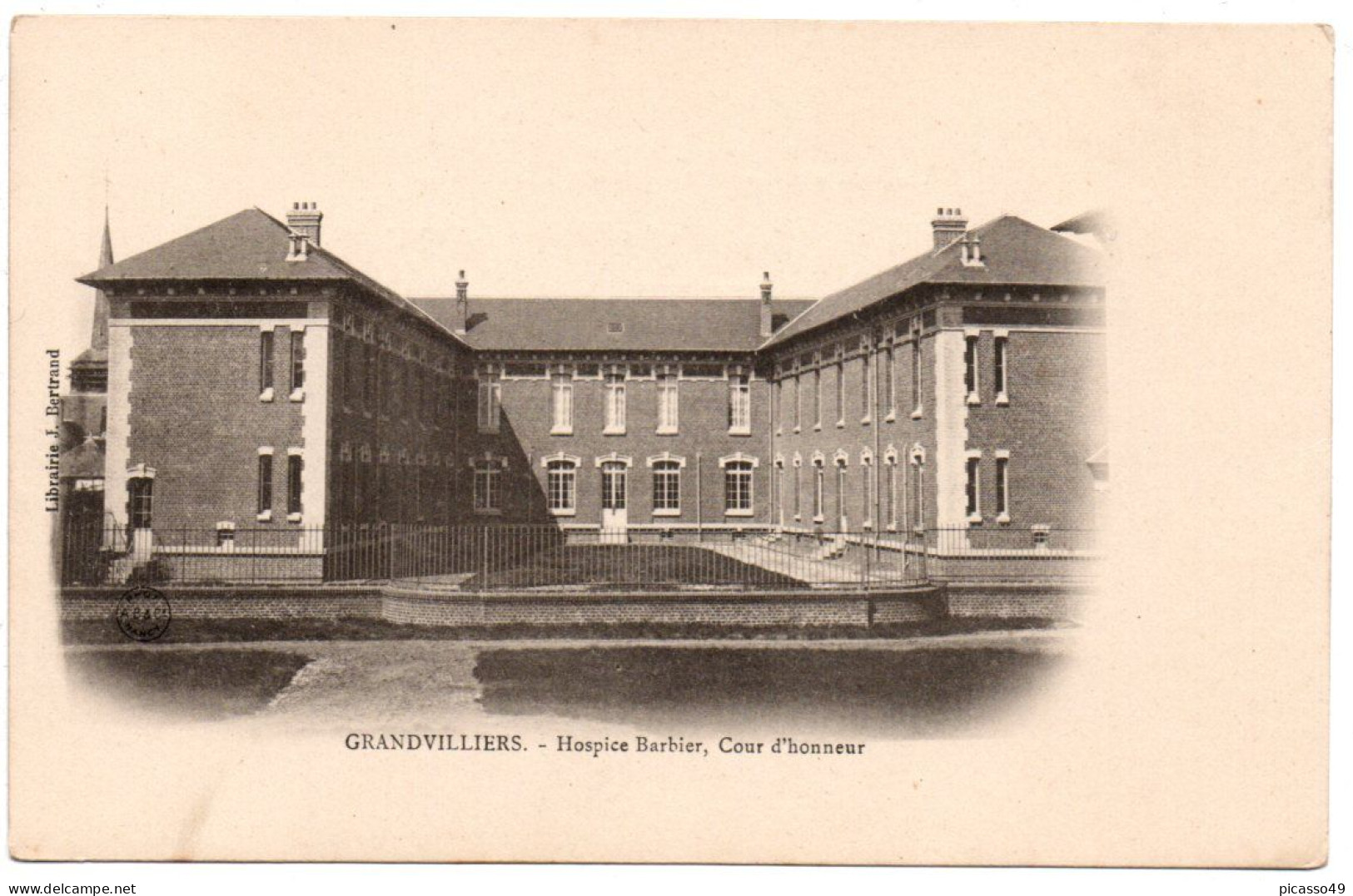 Oise , Grandvilliers , Hospice Barbier, Cour D'honneur - Grandvilliers