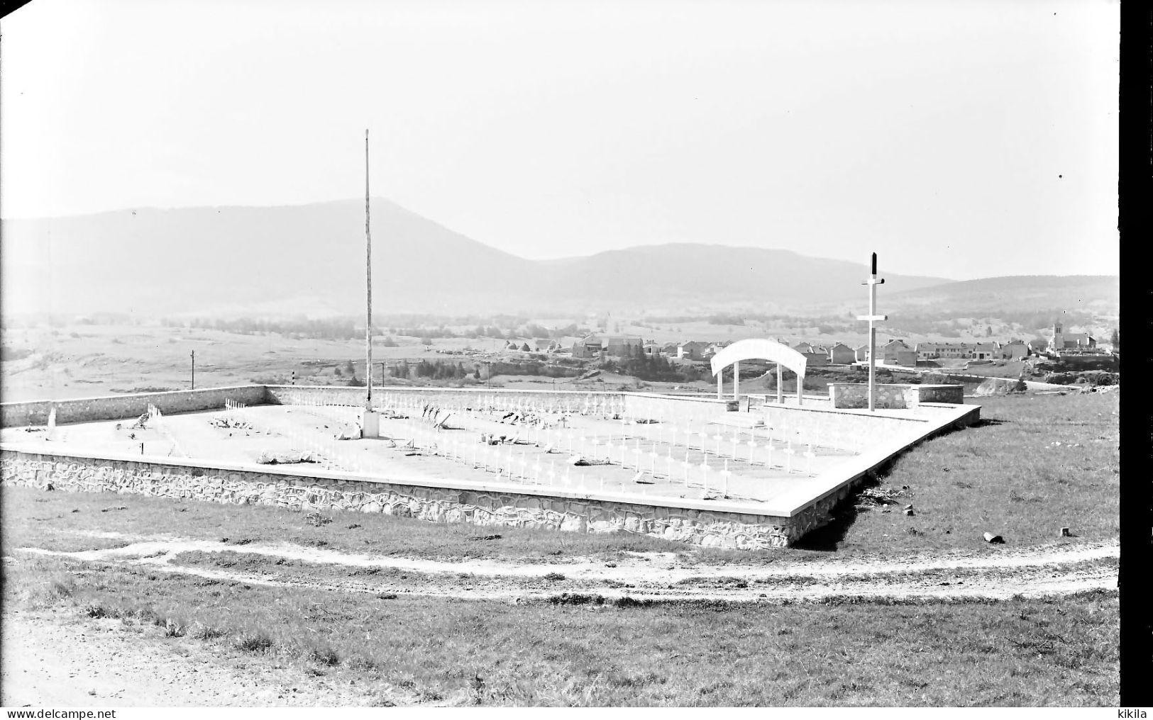 Négatif Sur Plaque De Verre 14.9 X 9.9  Drome  VASSIEUX Le Cimetière Avant 1954 Pour émission CPSM - Glass Slides