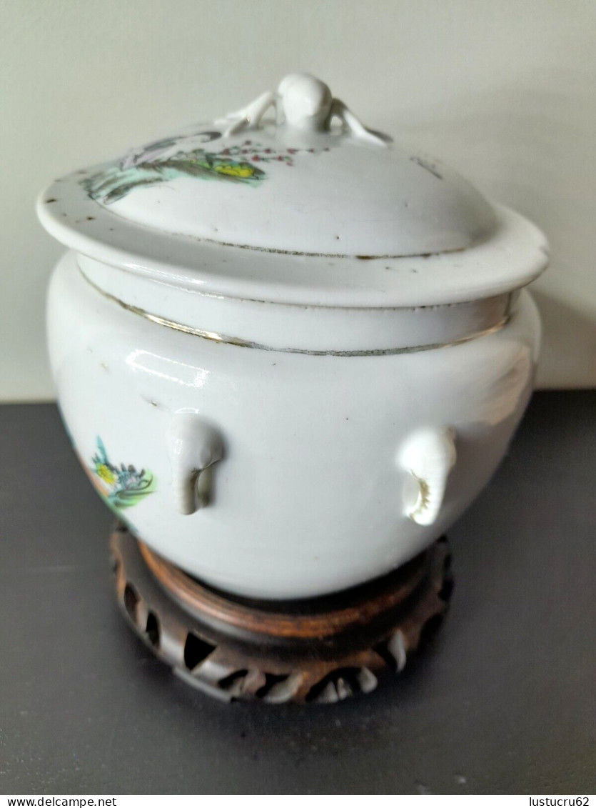 CHINE : XIXème Pot couvert en porcelaine polychrome famille verte