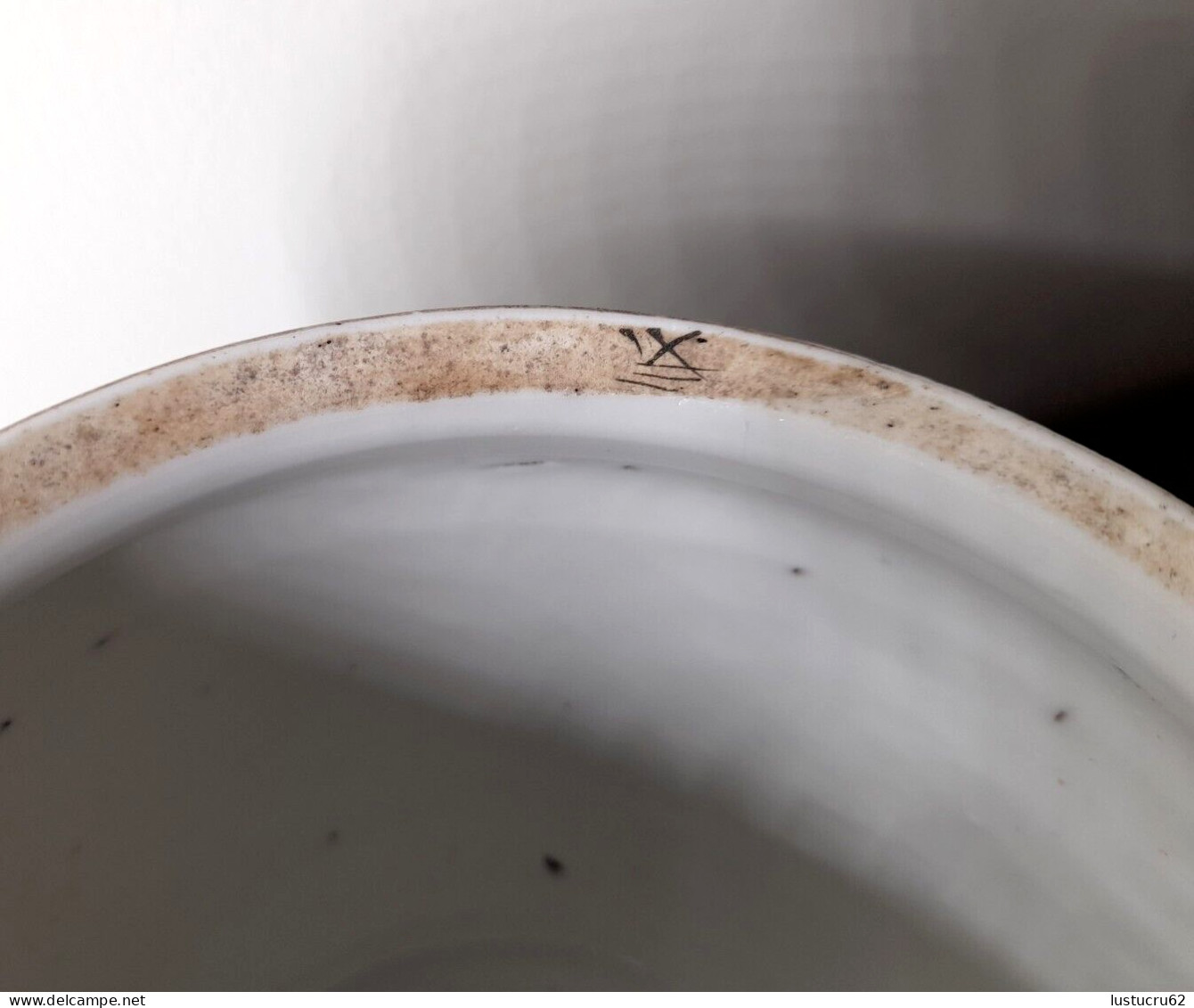 CHINE : XIXème Pot couvert en porcelaine polychrome famille verte